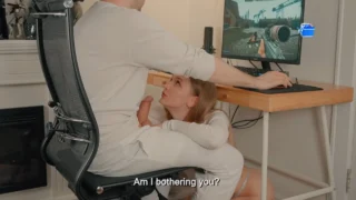 Идеальная девушка найдена мной — я играю, а она сосёт под столом